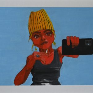 Rouge selfie. Peinture à l'huile sur feuille de papier 30 x 40 cm. Une femme peinte en rouge se filmant avec son téléphone, une cigarette dans l'autre main sur un fond bleu clair.